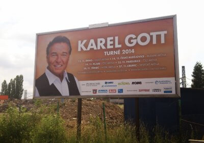 Karel Gott Plakat am Ortseingang vor Pilsen (c) radelei.de