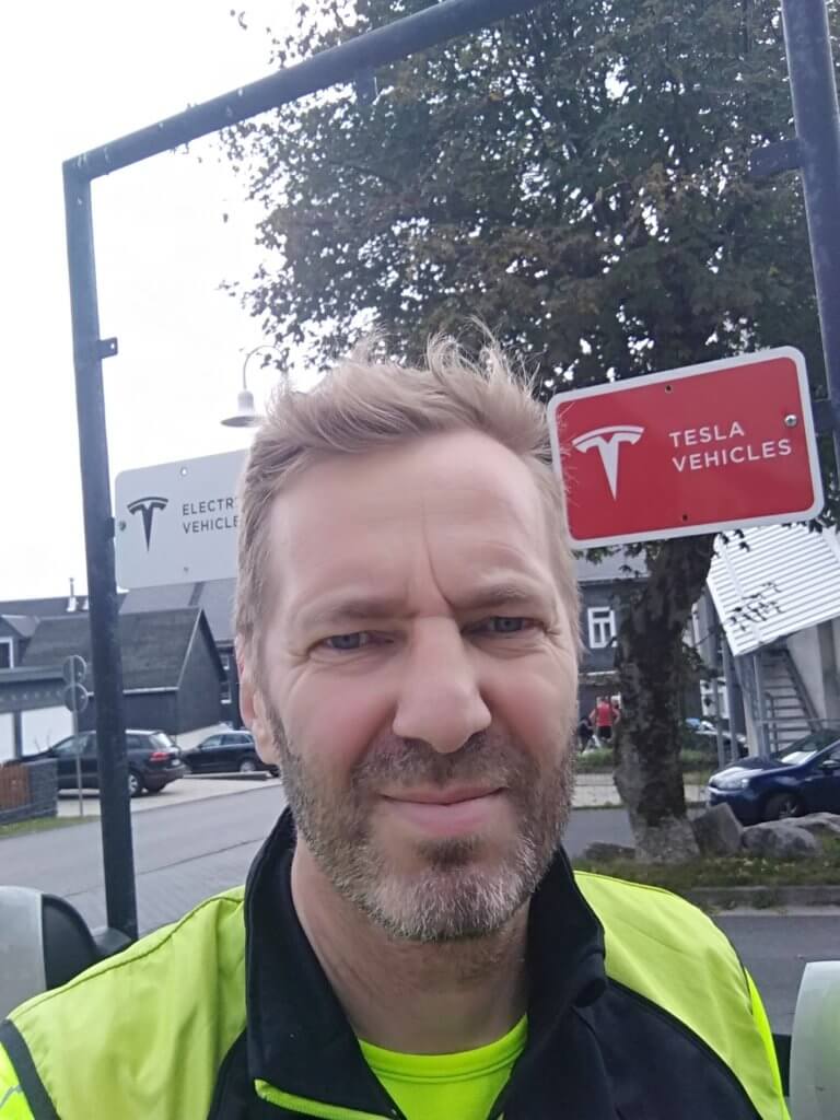 Thomas entdeckt in Masserberg die Tesla Ladestation (c) radelei.de